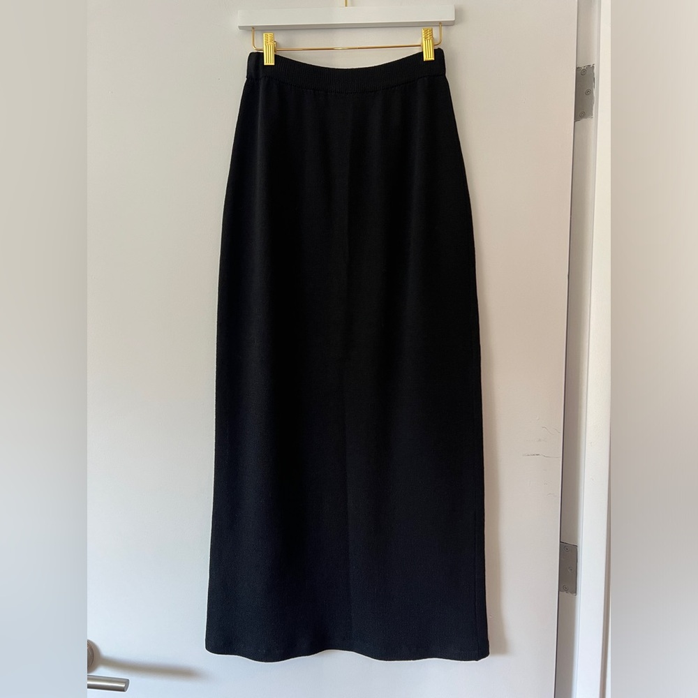 St. John Basic Classic Black Wool Skirt - Picture 6 of 10